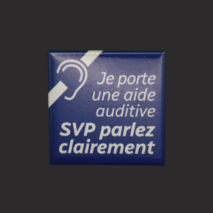 Macaron carré « Je porte une aide auditive-SVP parlez clairement »