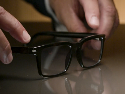 Des lunettes qui écoutent quand l’aide auditive se fond dans la monture
