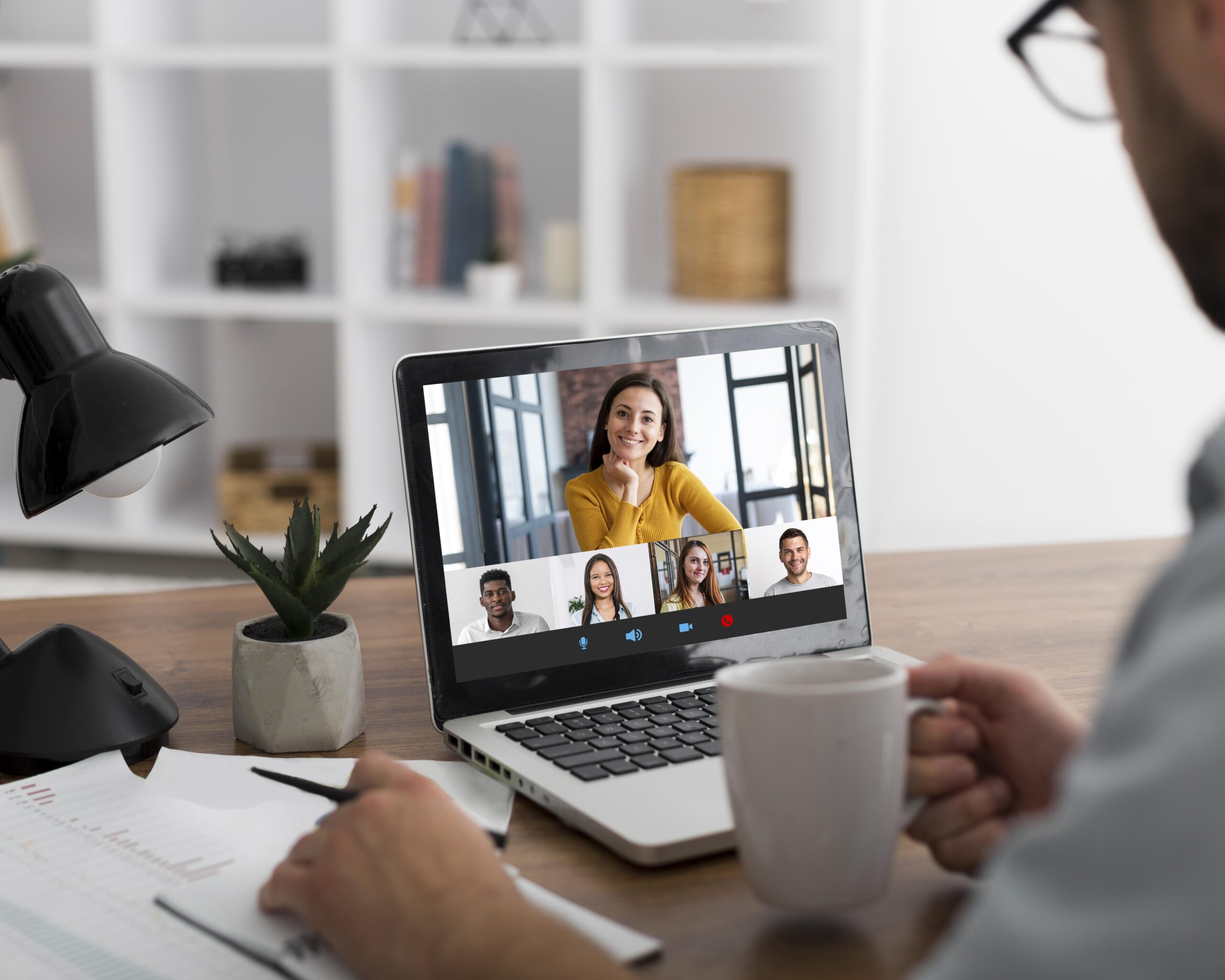 Image d’une personnage assistant à un webinaire sur son ordinateur.